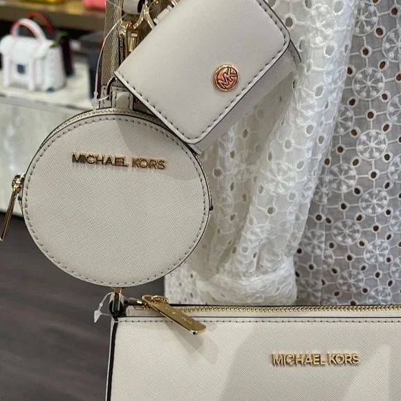 MICHAEL KORS
Jet Set Saffiano Leather Crossbody Bag with Case Apple Airpods Pro® - Picture 2 of 16